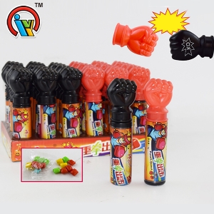 punho de brinquedo com chiclete