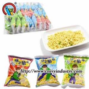 salgadinhos de macarrão seco com comida crocante frita