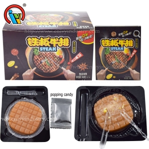 Doce de gelatina em forma de bife com doce de estalo