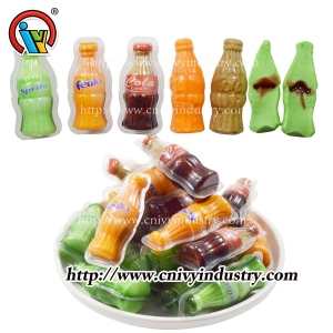 Beba doces gomosos em forma de garrafa com geléia
