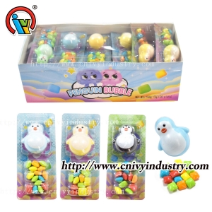 Pinguim de brinquedo com copo e doces